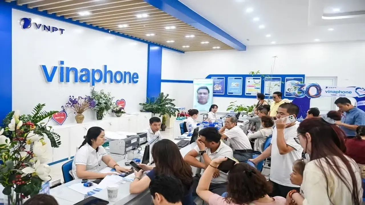 آلاف الأشخاص يتزاحمون للتحقق من اشتراكاتهم بعد إلغاء شريحة SIM